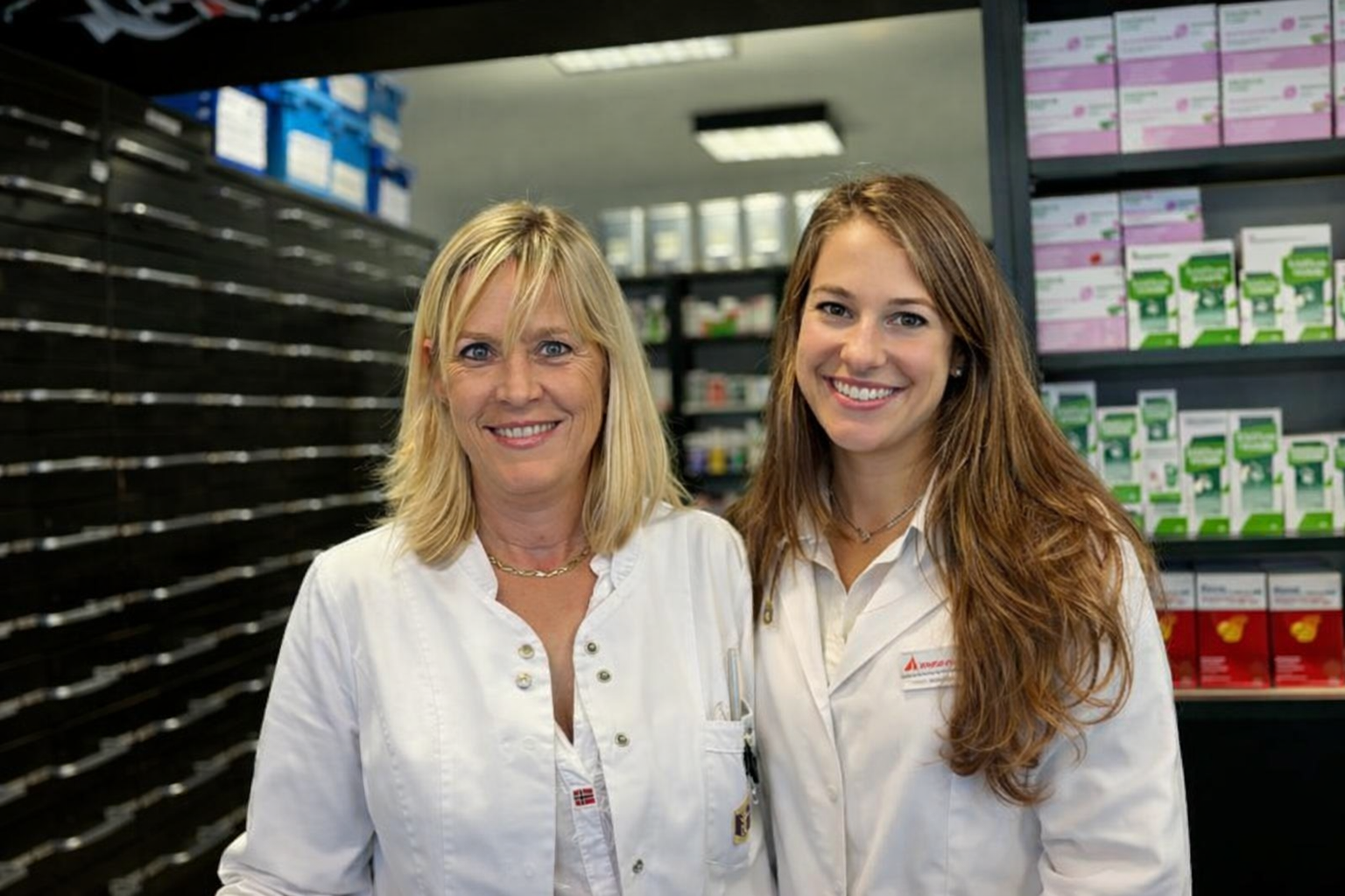 Mag. Pharm. Doris Pieler und Mag. Pharm. Anna Katharina Wurzer in der Thermen Apotheke